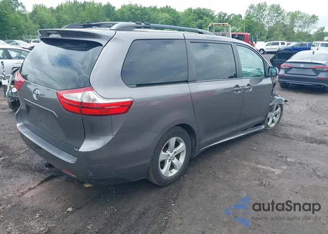 2015 Toyota Sienna Le 8 Passenger z USA, uszkodzony, nr VIN 5TDKK3DC3FS685223